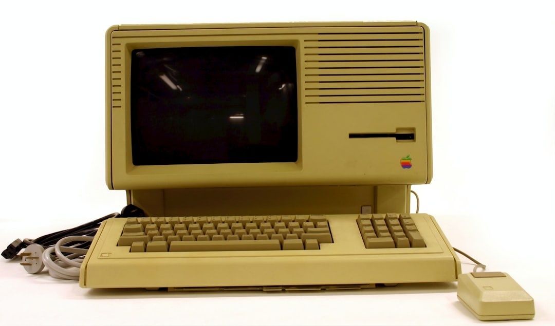 Vintage beige Apple-dator med inbyggd skärm och tangentbord